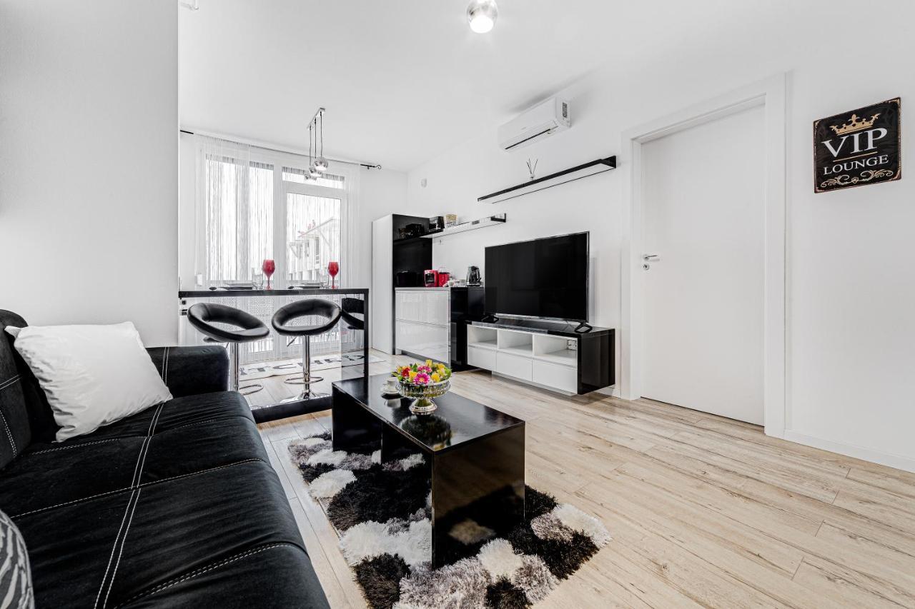 Appartement Ari Cinema Apartament With 2M Videoproiector à Arad Extérieur photo