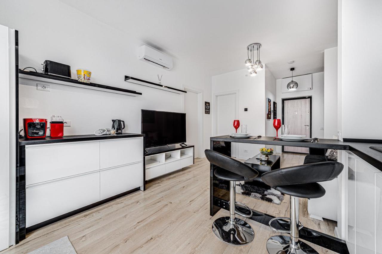 Appartement Ari Cinema Apartament With 2M Videoproiector à Arad Extérieur photo