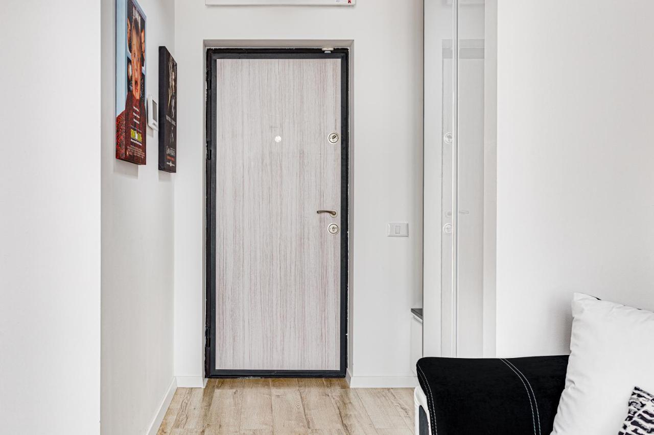 Appartement Ari Cinema Apartament With 2M Videoproiector à Arad Extérieur photo