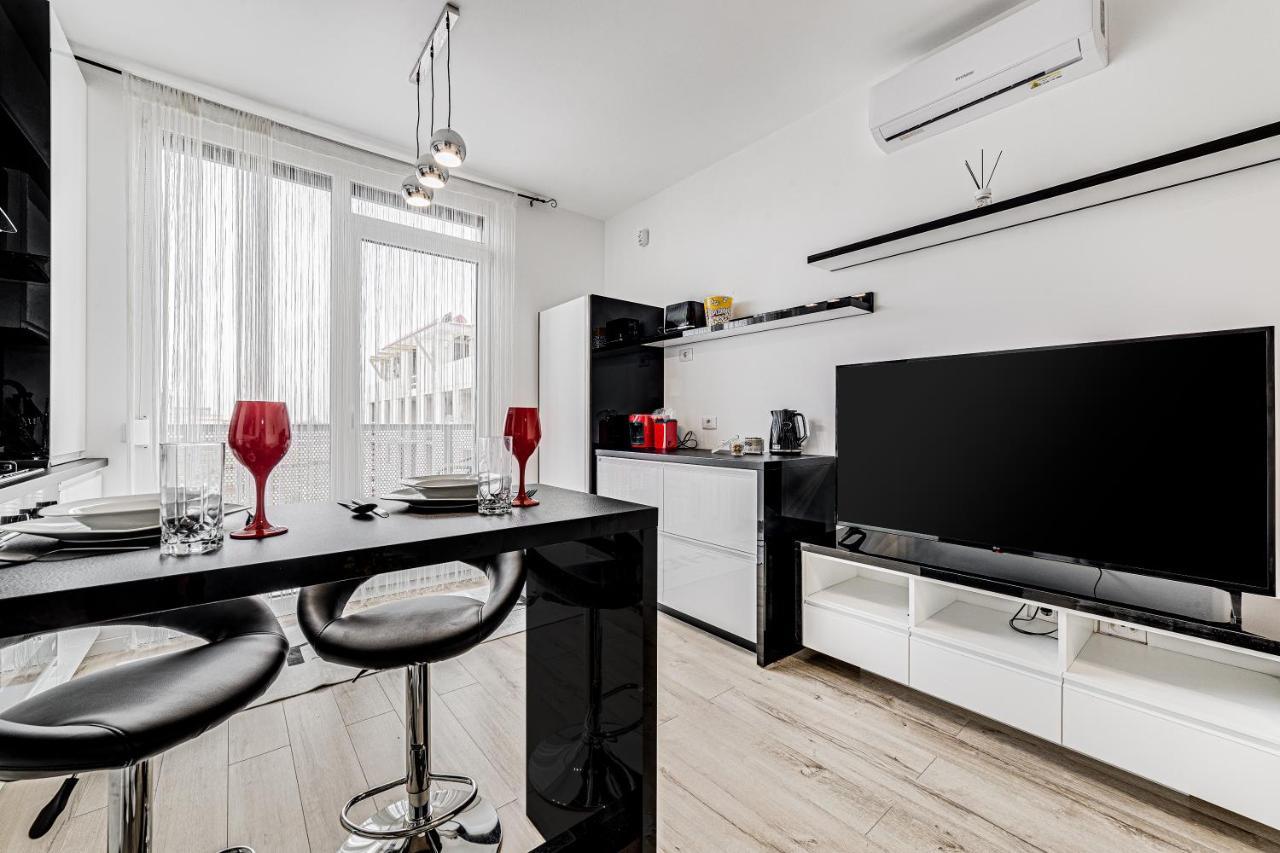 Appartement Ari Cinema Apartament With 2M Videoproiector à Arad Extérieur photo